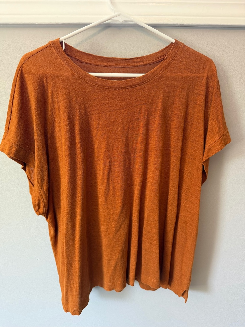 Lou & Grey- Linen Boxy Short-Sleeve Tee in Rust